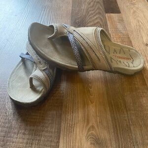 Merrell Beige Tan Suede Thong Sandals with Brown Accents